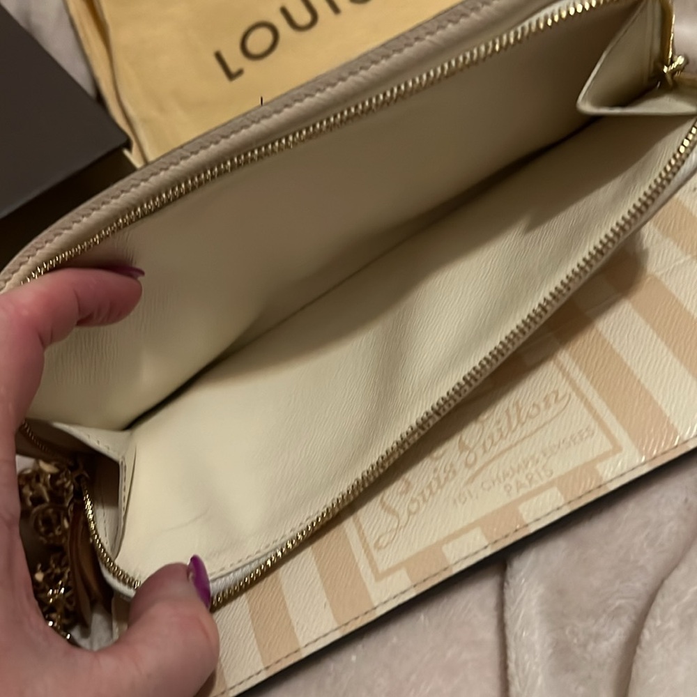 Authentic LV mono Rayures . Great condition . Comes with a box and dust bag . - Picture 3 of 5